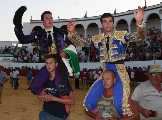 Salida triunfal a hombros del ganador y el segundo clasificado.