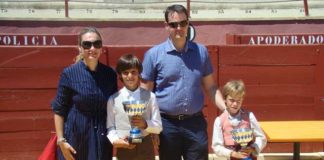 Los niños con sus trofeos. (FOTO:J.A. Cantero)