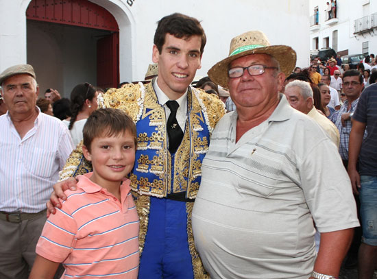 Todos querían una foto con el triunfador.