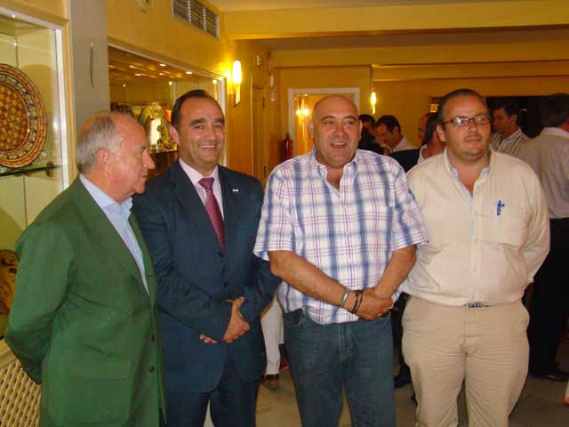 Juan Pedro Plata, Gerente de Turismo; Valentín Cortés, Presidente de la Diputación de Badajoz, el homenajeado Pedro Ledesma y Fernando Masedo, Gerente del Patronato de Tauromaquia. (FOTO: J.M. Ambrós)