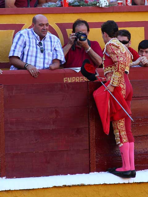 Pedro Ledesma recibiendo un brindis en la pasada feria de Badajoz. (FOTO:Gallardo)