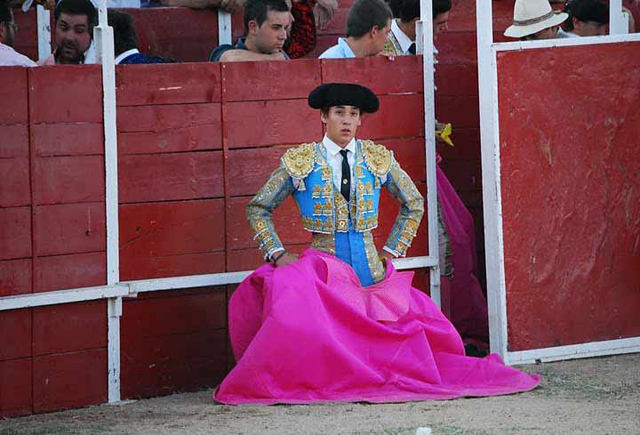 Estirando a la espera de que salga su novillo.