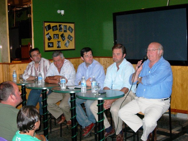 La mesa con los protagonistas al completo. (FOTO:Pérez de la Fuente)