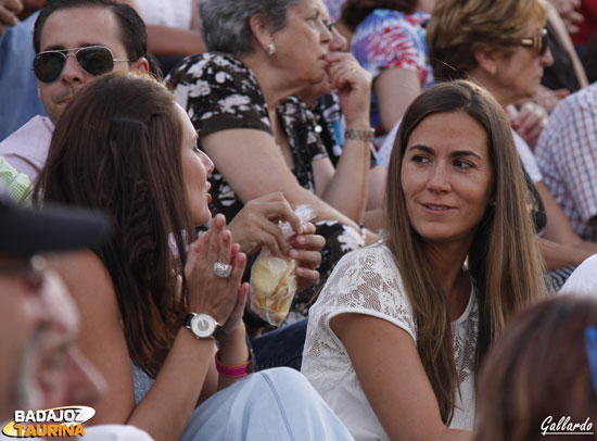 Lorena acompañando a su torero hoy en el triunfo...y ayer en el dolor.