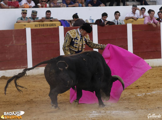 Solís lanceando a su primero.