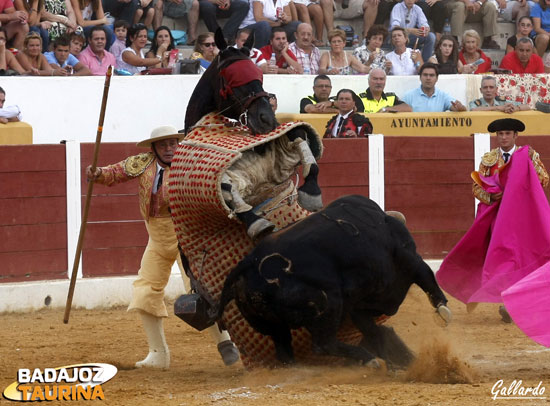 El tercero tumbó al caballo cogiéndolo por los pechos.