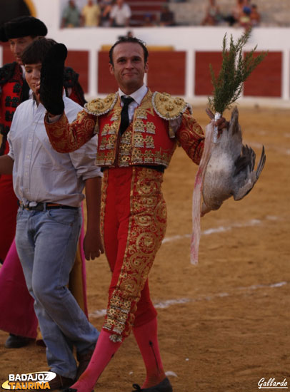 Agradecido por el indulto junto al joven ganadero.