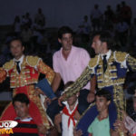 La dupla de toreros y el ganadero a hombros. (FOTO: Gallardo)