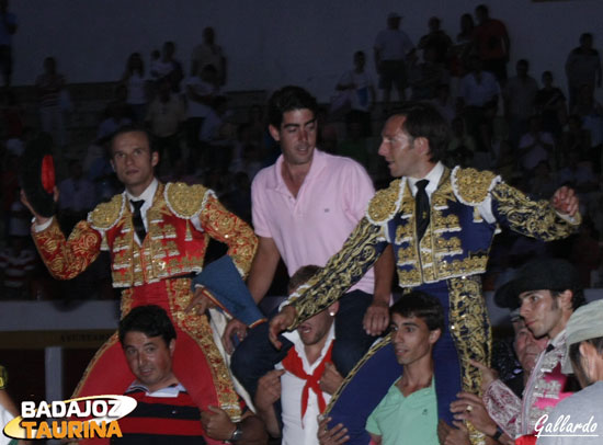 La dupla de toreros y el ganadero a hombros. (FOTO: Gallardo)