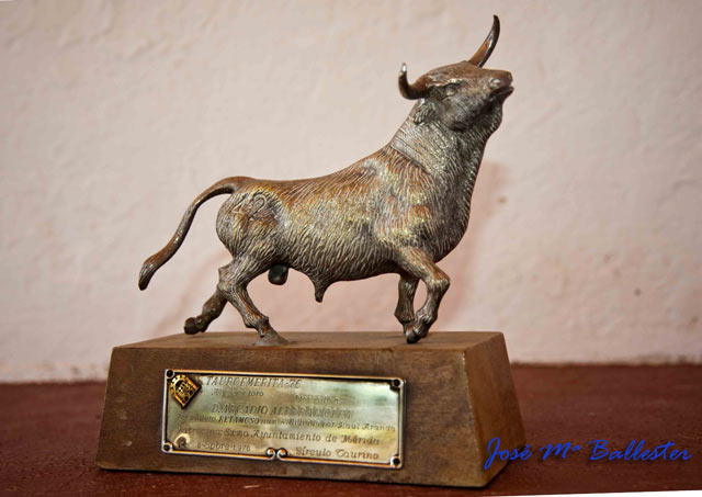 Trofeo al toro más bravo, para Retamoso en 1976. (FOTO: JM. Ballester)