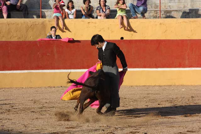 Carlos Carballo debutó y toreó por gaoneras.