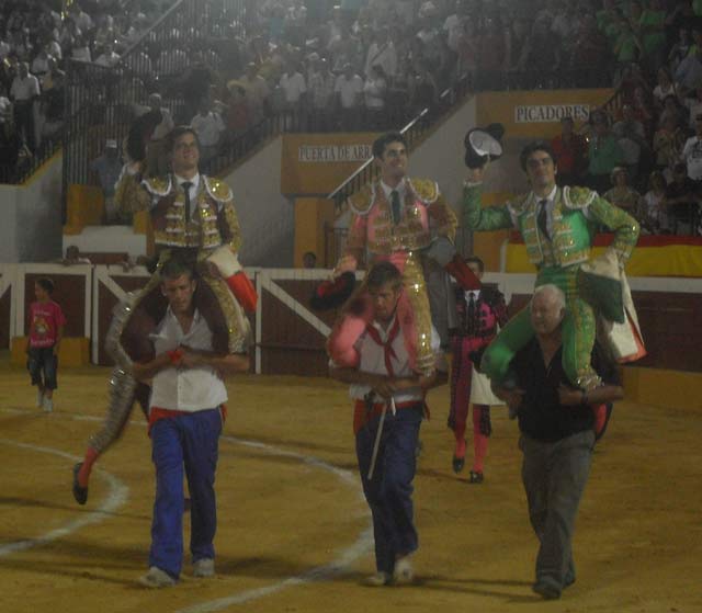 La terna a hombros en Herrera del Duque. (FOTO: Ladislao Navarro)