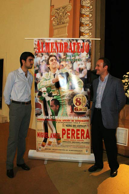 Miguel Ángel Perera junto al cartel y al Alcalde almendralejense.