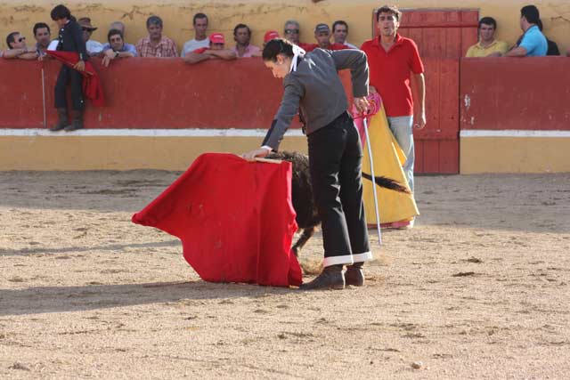 Irene Benítez toreando al natural.