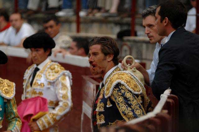 A pesar de tener la cara rota, mató a sus dos toros. Lancho en Tafalla.