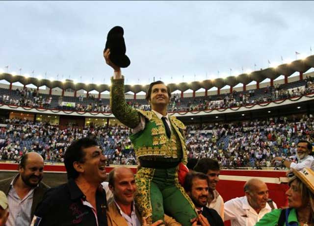 Los hermanos Moreno de Terry sacan a su torero en hombros de la plaza de Bilbao. (FOTO: Mauricio Berho/mundotoro.com)