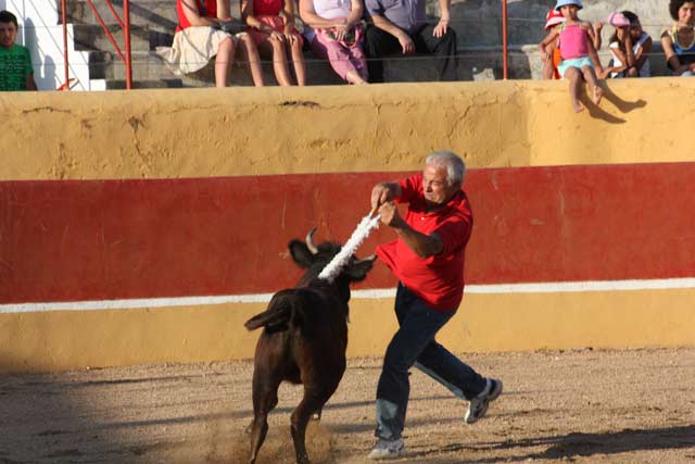 'Kitó' jugándose el físico en un par de mucho riesgo.