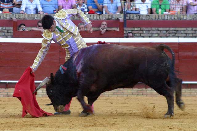 Talavante durante su actuación en Huelva. (FOTOS: Toroscomunicación)