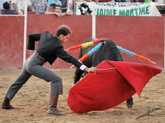 Muletazos de tanteo para comenzar la faena.