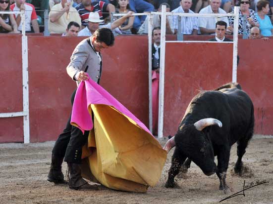 Miguelín lanceando a la verónica.