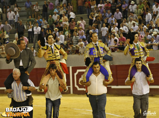 Todos a hombros. (FOTO: Gallardo)