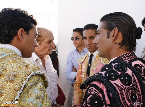 Reunidos dilucidando quién va por delante. (FOTO: Gallardo)