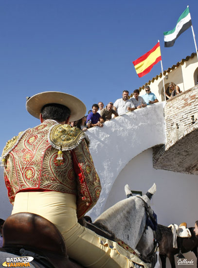 Expectación en los accesos por ver a los actuantes.