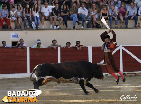 Óscar Reyes suspendido en el aire.