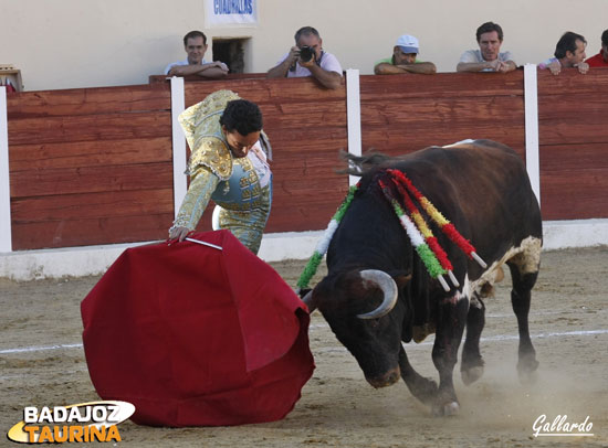 Oliva por el derecho con su primero. (FOTO:Gallardo)