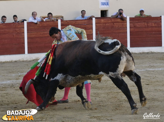 Sometiendo bajando la mano.