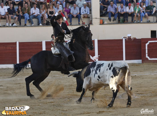 Clavando al estribo.