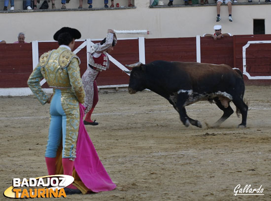 El Fini asomándose al balcón.