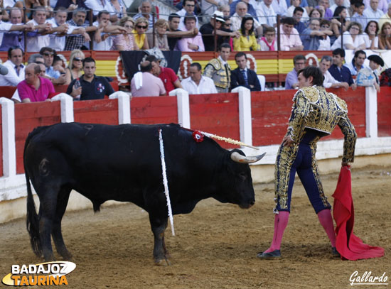 Arrimón de Solís en sus dos toros. (FOTO: Gallardo)