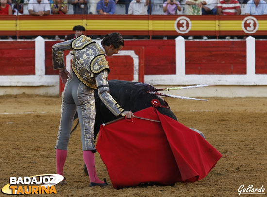 Buscó el toreo en redondo en el centro del ruedo.