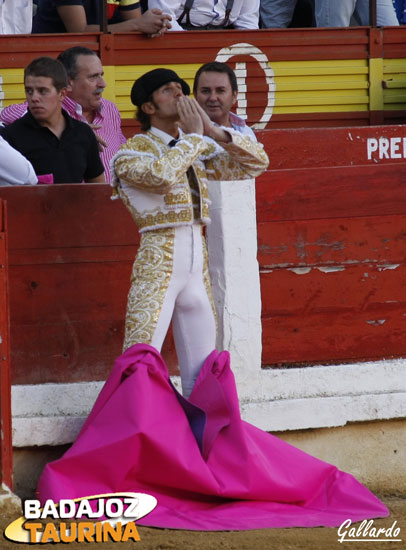 Julio encomendandose al cielo tras ver salir a los anteriores...