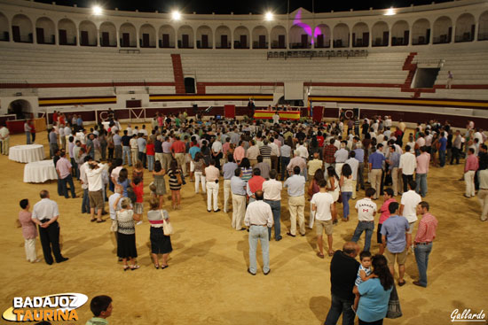 El público congregándose en el ruedo. 