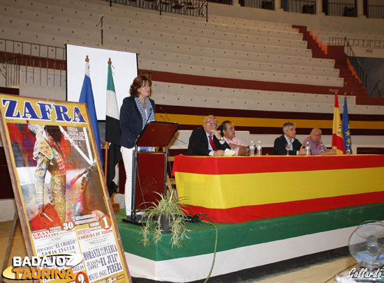 Gloria Pons, alcaldesa de Zafra, fomentando la afición taurina.