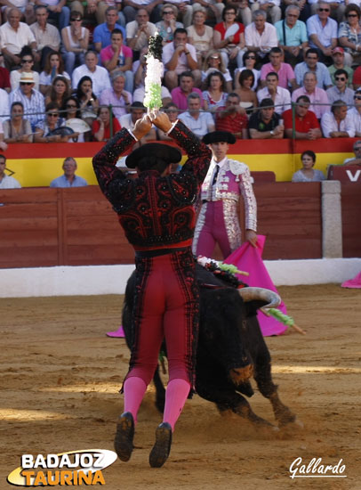 Vicente Varela a punto de clavar.