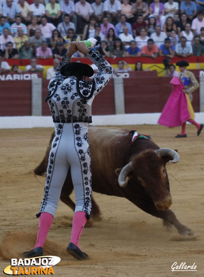 Fernando González clavando un par.