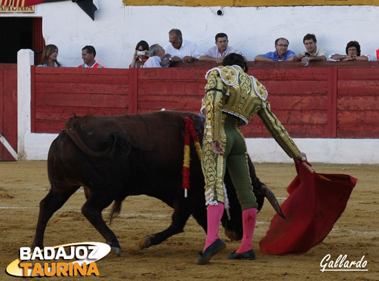 Cayetano toreando relajado.