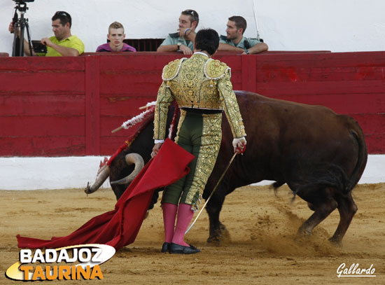 Ahí queda eso...Juan Mora gustándose. (FOTO:Gallardo)