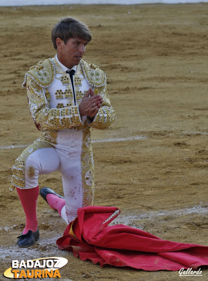 Pidiéndole al toro que se echase después de una gran estocada.