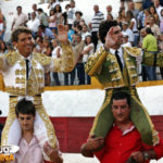 El Cordobés y Cayetano en hombros. (FOTO: Gallardo)