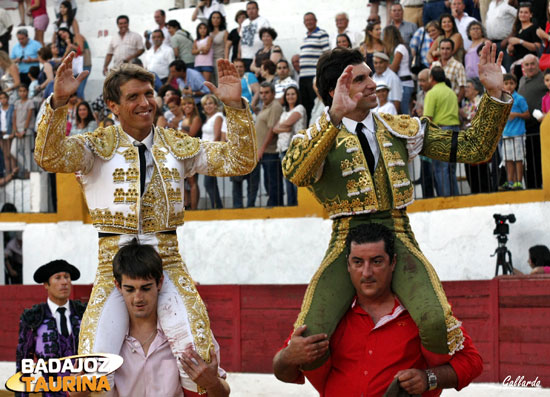 El Cordobés y Cayetano en hombros. (FOTO: Gallardo)