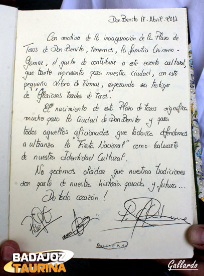 Libro de firmas que regaló a la plaza la familia de Pedro Chimeno