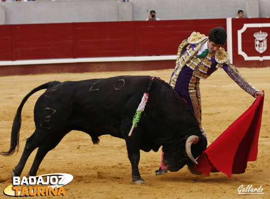 Talavante toreando muy relajado. (FOTO: Gallardo)