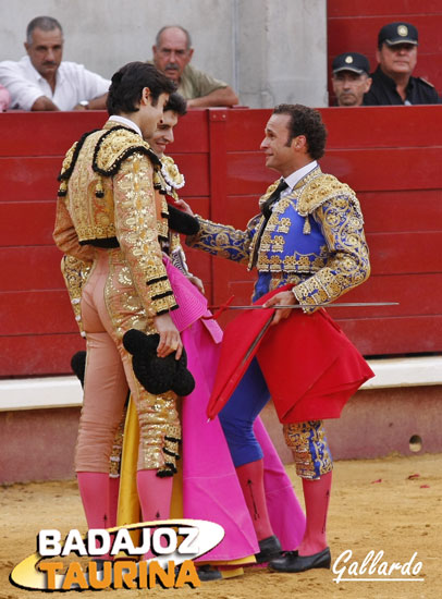  Parece que se estén diciendo, ojalá podamos coincidir más tardes.
