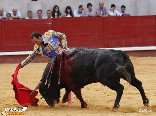 Ferrera toreando en redondo a su segundo. (FOTO: Gallardo)