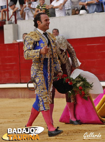 A falta de sombrero, ahí llevas las cadenas de las mulas.