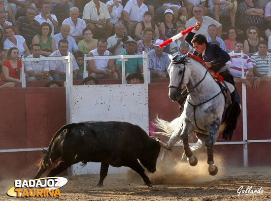 Sánchez de Vega clavando banderillas a su oponente.